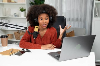 Güzel Afrikalı kadın sunucu kanalı çevrimiçi yayın yoluyla konuşuyor pazarlama öğretiyor, dinleyicileri canlı ya da çevrimiçi. İş yerindeki herhangi bir yer kavramı. Tatlandırıcı.