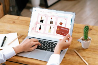 İnternet pazarından alışveriş yapan kadın modern yaşam tarzı için satış malzemeleri arıyor ve en yüksek siber güvenlik yazılımı tarafından korunan cüzdandan çevrimiçi ödeme için kredi kartı kullanıyor