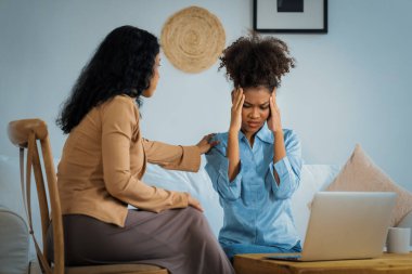 Travma sonrası stres bozukluğu olan üzgün bir kadın psikoloğu, depresyon ya da kalp yetmezliğinden sonra üzüntülü bir ruh sağlığı terapisi görüyor. Hayal kırıklığına uğramış genç bir kadın klinikteki duygular hakkında bir psikologla konuşuyor.