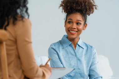 Mutlu hasta ve psikolog klinikte olumlu duygularla ruh sağlığı sohbeti yaparken, aynı zamanda yurtiçi ofisteki psikologlara başarılı bir iş ve yaşam sunuyor.