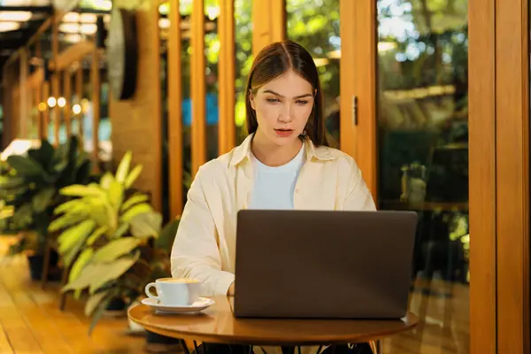 Eine Junge Frau Arbeitet Frühling Laptop Garten Eines Cafés Und — Stockfoto