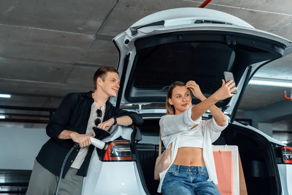 Genç Çift Elektrikli Arabasıyla Alışveriş Merkezinin Otoparkına Gidiyor Şehir Merkezindeki — Stok fotoğraf