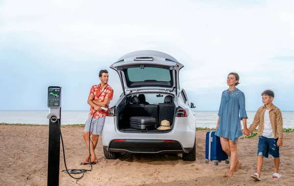 Οικογενειακό Ταξίδι Διακοπών Που Ταξιδεύουν Δίπλα Στην Παραλία Ηλεκτρικό Αυτοκίνητο — Φωτογραφία Αρχείου