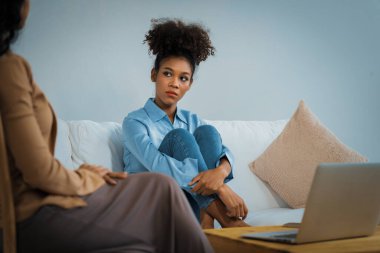 Travma sonrası stres bozukluğu olan üzgün bir kadın psikoloğu, depresyon ya da kalp yetmezliğinden sonra üzüntülü bir ruh sağlığı terapisi görüyor. Hayal kırıklığına uğramış genç bir kadın klinikteki duygular hakkında bir psikologla konuşuyor.