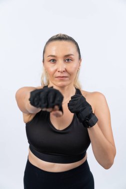 Vücut uzunluğunda, atletik ve sportif yaşlı bir kadın boks yapıyor ve izole edilmiş arka planda yumruk atıyor. Emeklilikten sonra sağlıklı, aktif bir fiziğe ve vücut bakımına sahip. Etki