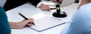 Çiftler boşanma davası açıyor ve ayrıldıktan sonra mülkleri bölüşmek için hukuk firmasından yardım istiyorlar. Anlaşma görüşmesinde avukatın yükümlülükler sözleşmesi yardımı. Panorama Katı