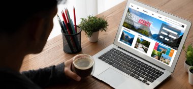 Model arama ve seyahat planlama için internet sitesi uçuş, otel ve tur rezervasyonları için anlaşma ve paket sunuyor