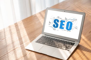 Model e-ticaret için SEO arama motoru optimizasyonu ve bilgisayar ekranında gösterilen çevrimiçi perakende işi