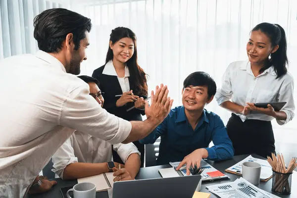 Olika Grupp Kontorsanställda Arbetstagare High Five Efter Att Gjort Överenskommelse — Stockfoto