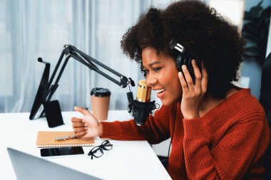 Güzel Afrikalı kadın etkileyicilerin sunucu kanalı yeni dinleyicilerle yayın stüdyosunda konuşuyor. Canlı sosyal medyada yaşam koçu danışmanlığı zamanı. Tavsiye verme kavramı. Tatlandırıcı.