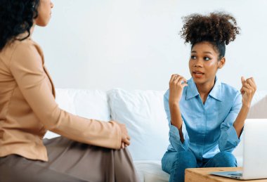 Travma sonrası stres bozukluğu olan üzgün bir kadın psikoloğu, depresyon ya da kalp yetmezliğinden sonra üzüntülü bir ruh sağlığı terapisi görüyor. Hayal kırıklığına uğramış genç bir kadın klinikteki duygular hakkında bir psikologla konuşuyor.