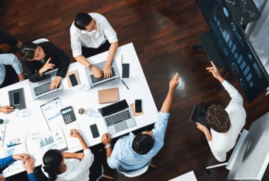 Ofiste sunum ya da analist ekibiyle toplantı odasında mali verileri analiz etmek için BI Fintech 'i kullanmak. İş adamları stratejik planlama için TV ekranında BI gösterge panelini inceliyor.