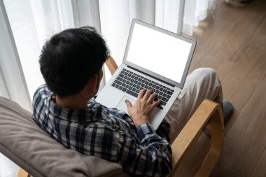 Tasarımınız için mod bilgisayardaki beyaz boş ekran monitör ekranında maket yapın