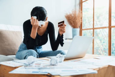 Stresli genç kadının kredi kartı borçlarıyla ilgili maddi sorunları var. En çok kötü kişisel para ve mortgage ödeme yönetimi krizi kavramını gösteriyor..