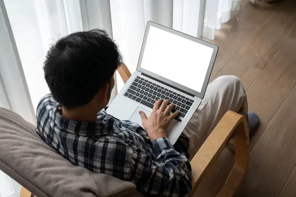 Tasarımınız için mod bilgisayardaki beyaz boş ekran monitör ekranında maket yapın