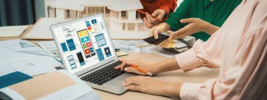 İç mimari ekibinin kırpılmış resmi, mobil uygulama ve web sitesi için UI ve UX tasarımları görüntülenirken renk örnekleri kullanarak renk sunar. Yaratıcı tasarım ve iş konsepti. Değiştirilmiş.