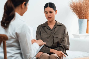 Ruh sağlığı için psikolog, depresyon ya da yaşam başarısızlığından sonra keder tedavisi gören üzgün bir kadın. Hayal kırıklığına uğramış genç bir kadın ofisteki duygular hakkında bir psikologla konuşuyor.