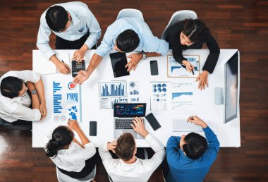 Üst düzey analist ekibi toplantı odasındaki mali verileri analiz etmek için BI Fintech 'i kullanıyor. İş anlayışı ve stratejik pazarlama planlaması için kağıt üzerinde analitik BI gösterge paneli. Tedbirli