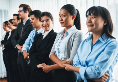 Modern çeşitlilik ve çok kültürlü şirket, iş adamları el ele verip kuyruğa giriyor, işbirliği ve işbirliği kavramına ortak bağlılık gösteriyor. Çok titiz.