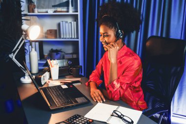 Güzel Afrikalı kadın sunucu kanalı canlı ya da çevrimiçi pazarlama etkilerini öğretiyor, dinleyicileri canlı ya da çevrimiçi. İş yerindeki herhangi bir yer kavramı. Tatlandırıcı.