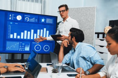 Ofiste sunum ya da analist ekibiyle toplantı odasında mali verileri analiz etmek için BI Fintech 'i kullanmak. İş adamları stratejik planlama için TV ekranında BI gösterge panelini inceliyor.