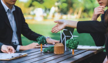 Çevre dostu kalkınma planı ve daha yeşil bir gelecek için sürdürülebilir teknoloji projesi sunan Asyalı iş adamlarından oluşan bir grup, Doğal Park 'ta açık hava eko iş bürosu kuruyor. Gyre