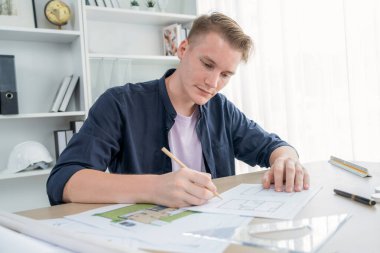 Mimar tasarımcının portresi ofiste oturuyor, mimari tasarım projesi için beyin fırtınası fikri, taslak üzerinde çalışıyor. Mimaride tutkulu ve yenilikçi yaratıcılık. Tekrarlama