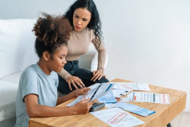 Stresli Afrikalı Amerikalı kadınların kredi kartı borçlarıyla ilgili mali sorunları var. Kötü kişisel para ve ipotek yönetimi krizi kavramını çok önemli ölçüde karşılıyorlar..