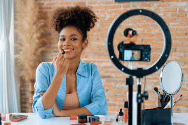 Kadın nüfuzlu kişi canlı yayında video görüntülerini çekiyor. Makyaj çok önemli sosyal medya ya da blog. Kozmetik stüdyosu ışıklandırmalı mutlu genç kız çevrimiçi pazarlama oturumu yayını için..