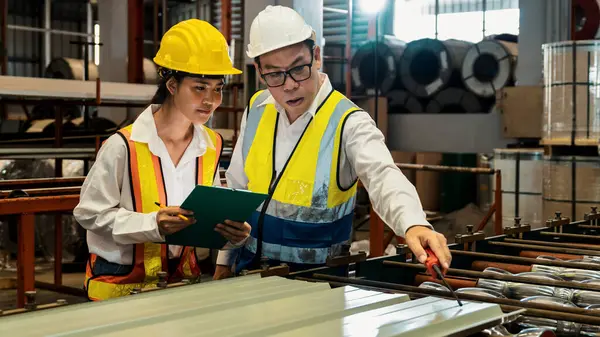 Factory Engineer Manager Collaborate Coworker Conduct Quality Control Metal Sheet — Stock Photo, Image