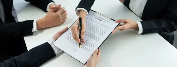 法律事務所の弁護士または弁護士サービスの助けを借りて ベールに関するビジネスエグゼクティブ署名契約書 ビジネス投資と最終的な法的処理 シュレード — ストック写真