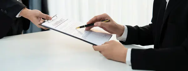 Business Executive Ondertekening Contract Contract Document Baal Met Hulp Van — Stockfoto