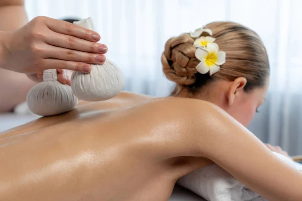 Hot Ört Boll Spa Massage Kroppsbehandling Massör Komprimerar Försiktigt Ört — Stockfoto