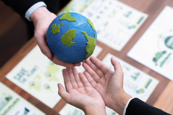 Visión Superior Los Empresarios Que Mantienen Tierra Unida Sinergia Como — Foto de Stock