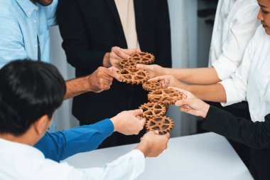 İş ekibinin dairesel olarak çarka katılması, başarılı bir iş ortaklığı grubunu ve verimli bir verimlilikle toplum işyerinde güçlü bir birlik takım çalışmasını sembolize eder. Tedbirli