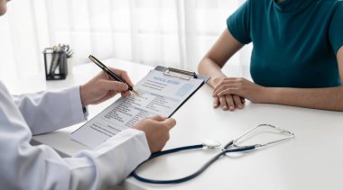Klinikteki ya da hastane ofisindeki doktor randevusuna katılan hasta, tıbbi tedavi seçeneklerini tartışıyor ve muayene sonuçlarını ya da hastalıkla ilgili tıbbi kayıtları açıklıyor. Panorama Katı