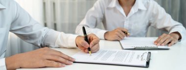 Şirket avukatının ya da hukuk bürosundaki avukat servisinin yardımıyla balyayla ilgili sözleşme imzalama belgesi. İşletme yatırımı ve yasal işlemlerin tamamlanması. Kurnaz.