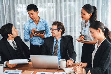 Modern ofis ortamında çalışan çeşitli etnik gruplardan çeşitli iş adamları. Üretken ve çok ırklı ofis çalışanları stratejik ticari pazarlama konusunda tartışmaya giriştiler. Çok titiz.