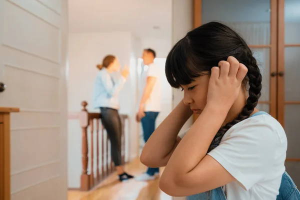 Zestresowana Nieszczęśliwa Młoda Dziewczyna Gromadzi Się Kącie Zakrywa Uszy Blokując — Zdjęcie stockowe