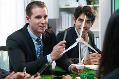 Karbondioksit emisyonunu ve yenilenebilir temiz enerji teknolojisiyle karbon kredisini azaltarak daha yeşil sürdürülebilir Dünya için alternatif enerji kullanımını planlayan çeşitli iş adamları grubu. Antika