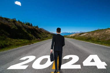 2024 yılbaşı yolculuğu ve gelecek vizyon konsepti. 2024 'ün başında mutlu bir yeni yıl kutlaması için otoyolda ilerleyen iş adamı mutlu ve başarılı bir başlangıç yapacak. .