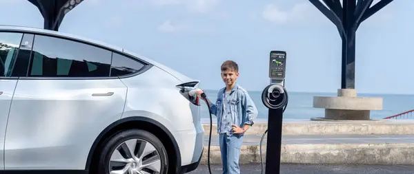 Little Boy Recharging Eco Friendly Electric Car Charging Station Car — Stock Photo, Image