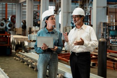 Fabrika müdürü ya da yöneticisi metal fabrikası turuna çıkıyor ve mühendislik denetçisi olarak ağır çelik endüstriyel makine gösterisi liderlik kalitesini denetliyor. Örnek gösteriliyor