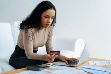 Stresli genç kadının kredi kartı borçlarıyla ilgili mali sorunları var. Kötü kişisel para ve mortgage ödeme yönetimi krizi kavramını çok önemli ölçüde karşılıyor. Üzgün ve mutsuz