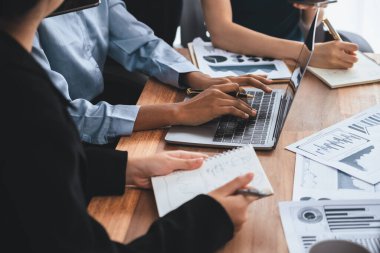 Çok ırklı analist ekibi toplantı masasındaki mali raporu analiz etmek için BI gösterge tablosunu kullanıyor. Çeşitli iş adamlarından oluşan bir grup, FIntech 'in veri analizini başarılı iş pazarlaması için kullanır. Uyum