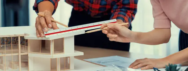 Chytrý Architekt Inženýr Designér Interiérů Spolupracující Měřící Model Domu Pomocí — Stock fotografie