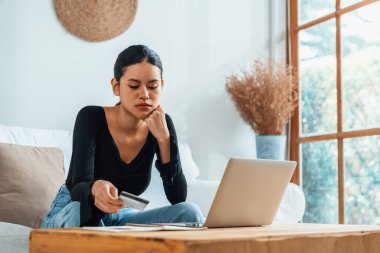 Stresli genç kadının kredi kartı borçlarıyla ilgili maddi sorunları var. En çok kötü kişisel para ve mortgage ödeme yönetimi krizi kavramını gösteriyor..