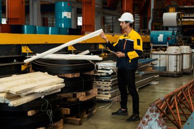 Mühendis, fabrika deposunda yeniden kullanım amaçlı sanayi ürünleri veya malzemelerini inceler ve yönetir. Verimli üretim için ağır endüstriyel ürünlerin kalite kontrol denetimi. Örnek gösteriliyor