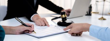 Çiftler boşanma davası açıyor ve ayrıldıktan sonra mülkleri bölüşmek için hukuk firmasından yardım istiyorlar. Anlaşma görüşmesinde avukatın yükümlülükler sözleşmesi yardımı. Panorama Katı