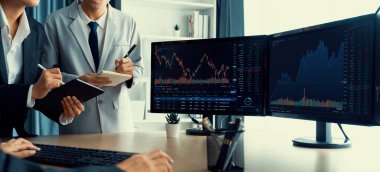 Profesyonel borsacı, finansal yatırım için yetenekli bir iş kadınına büyüme grafiği ile ilgili hisse senedi sundu. Hisse senedi. Hisse senedi. Borsa konsepti. Filizlenen..